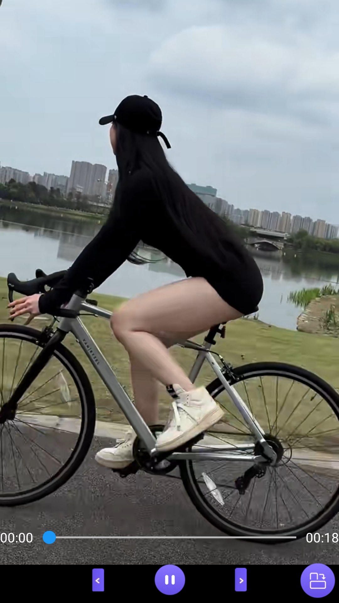 冷柔女王暴踹老贱狗截图